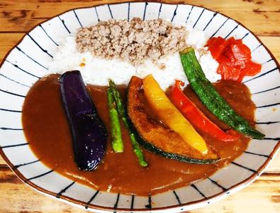 季節の野菜揚げと炒め挽肉カレー