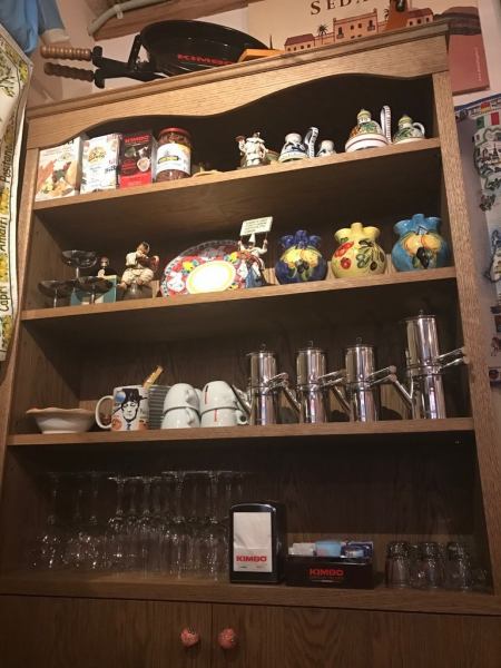 店主自己购买了许多意大利的配件和餐具，他们也出售它们。意大利南部特有的许多颜色！