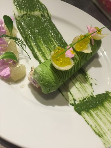 アボガドに包まれたズワイガニのサラダ
