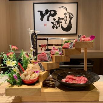 圣诞套餐(8道菜+7种肉类)仅限12月23日至25日三天供应。包含神户牛肉和圣诞蛋糕。