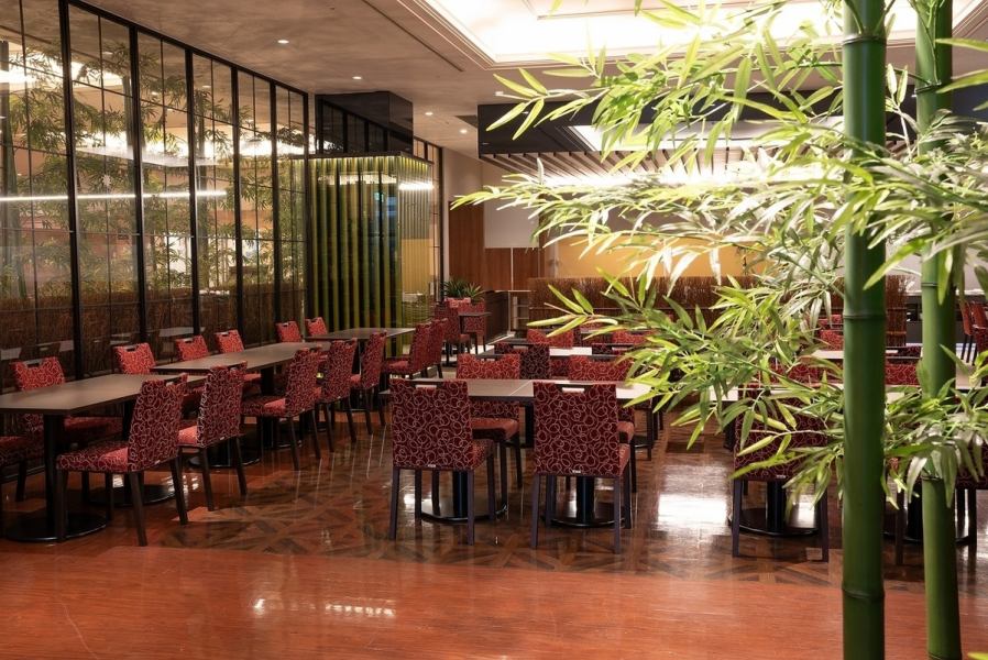 清潔感のある店内で落ち着いてお食事頂けるような店内となっております。食べ放題メニューになりますのでお好きなメニューをご満足頂けるだけお取りください。お子様用の椅子、食器もございますので家族全員でお寛ぎ頂きながら大切な方とひと時をお楽しみください。