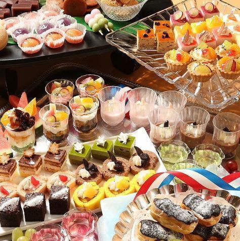 スイーツをはじめ、フレッシュフルーツ等デザートコーナーも充実