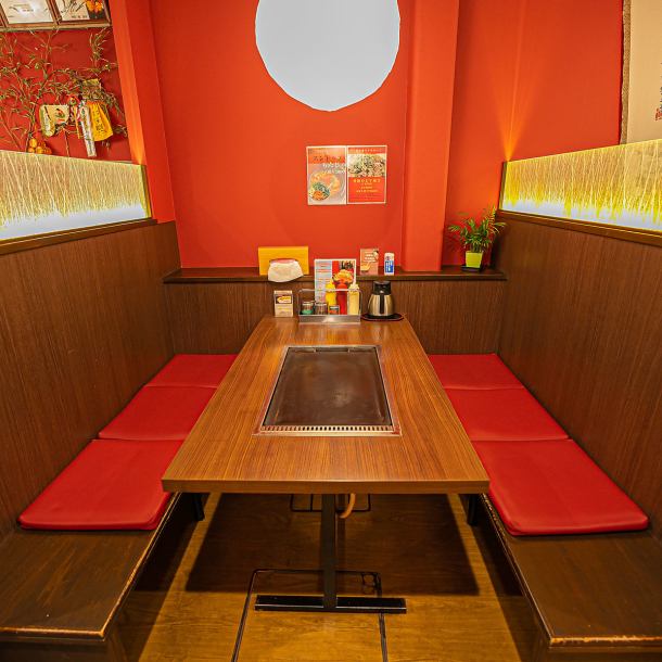 赤色基調で明るくポップな内装♪オシャレな丸照明が特徴の店内には、鉄板が設置された大きなテーブルをご用意しております。各テーブルごとに仕切りがございますので、グループで安心してご利用いただけます。