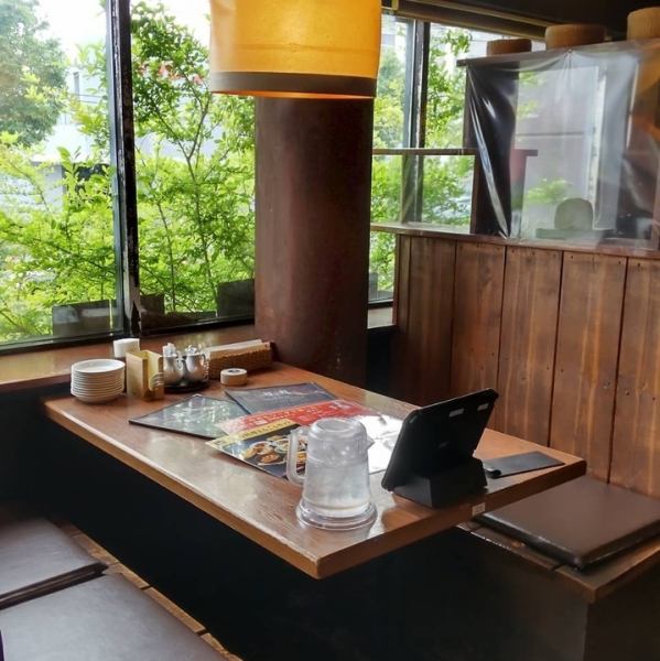 【新札幌駅　徒歩20分！】オープンのテーブル席をご用意しております。明るい店内でお仲間内の楽しいお食事にぜひご利用下さい◎