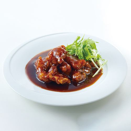 用紅糖製成的軟糖醋豬肉
