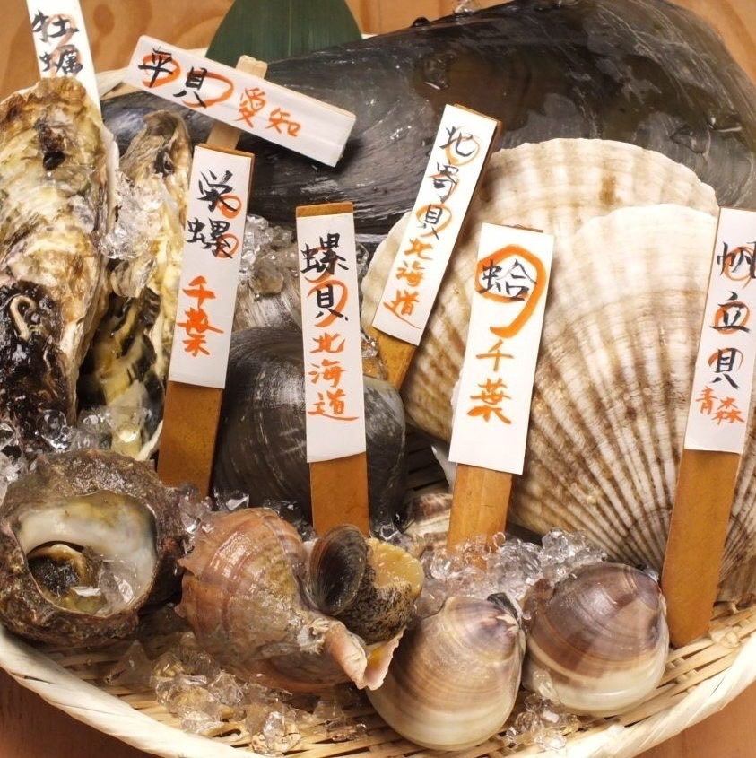 毎日仕入れる新鮮な魚介類。全国から旬のネタを厳選しています！