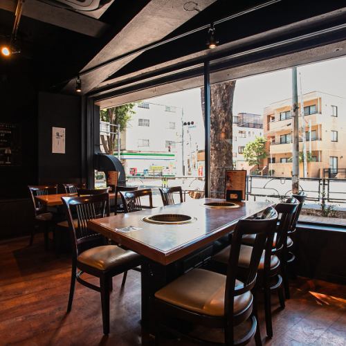 We have a comfortable table seating for six people.There is a large glass panel next to the seats, allowing natural light to stream in, creating a bright space where you can enjoy your meal in a comfortable and open atmosphere.It's perfect for gatherings with family and friends or for a casual dinner.