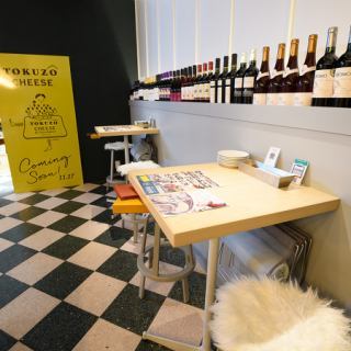 2名掛けのテーブル。デートや女子会・仕事帰りのワインなど気楽にご利用ください