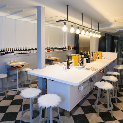 お店に入ってすぐ、中央の大きなカウンターテーブルです。気の置けない仲間と肩を寄せ合って語り合える気軽なスペースです