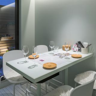 4名掛けのテーブル。南側の窓が開放的で会話が弾む空間。4名席のテーブルがふたつあります