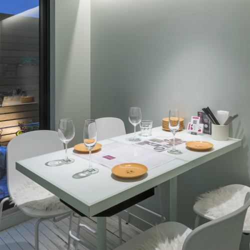 4名掛けのテーブル。南側の窓が開放的で会話が弾む空間。4名席のテーブルがふたつあります