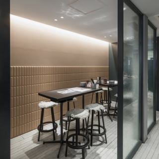 半透明のガラスで仕切られ4名卓が2つの半個室です。空間すべてを利用すると最大12名様までOK