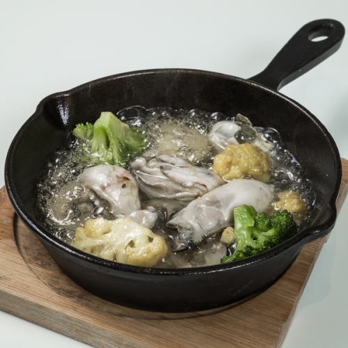 通年で人気のアヒージョ。旬の食材が主役です