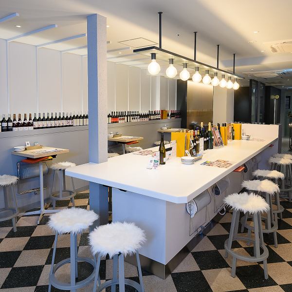 一进入，空间立刻就开放了。有一个大柜台，酒瓶排列整齐。空间很大，可以放很多盘子，使用起来出奇的方便！