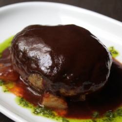 羊肉汉堡牛排配罗勒香蒜酱