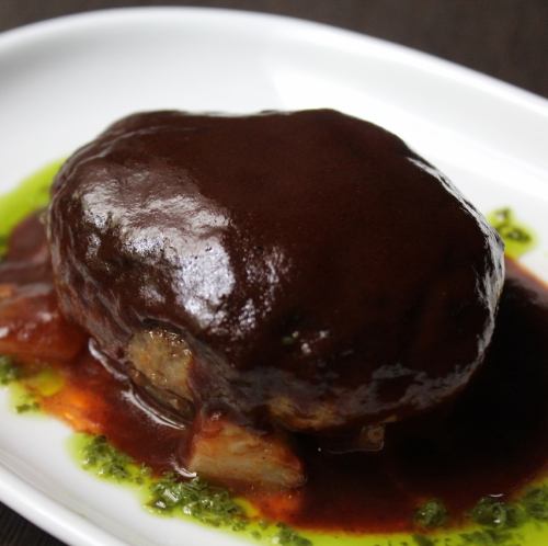 仔羊のハンバーグ バジルペースト