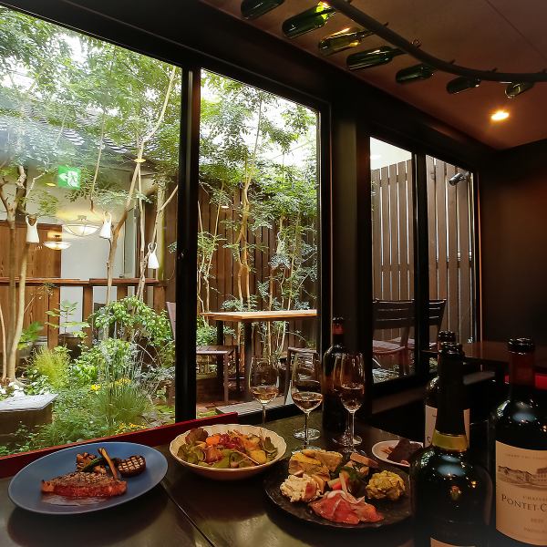 二楼的座位非常安静，您很难相信自己正身处城市的中心。您可以放松并欣赏灯火通明的小花园的景色。我们可以举办最多可容纳 20 人的宴会。