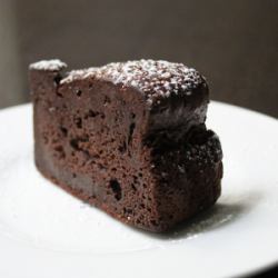 自制巧克力蛋糕配自制冰淇淋