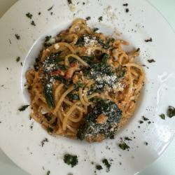 雪蟹和美式辣味炖菜配清淡奶油酱