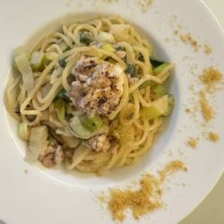 米尔特和下葱，奶油辣椒配乌鱼酱