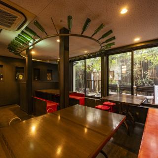 1階の装いとは打って変わって落ち着いた2階。20名様までの貸切が可能です。人数・ご予算はお気軽にご相談ください