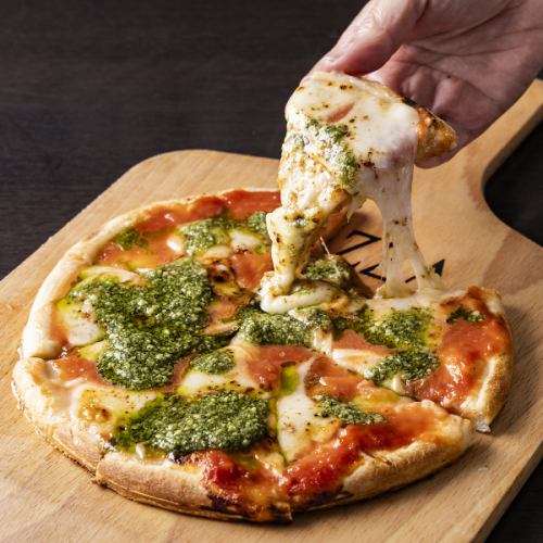 一款在柴火烤炉中烘烤的，散发着浓郁罗勒香气的奢华香蒜酱披萨