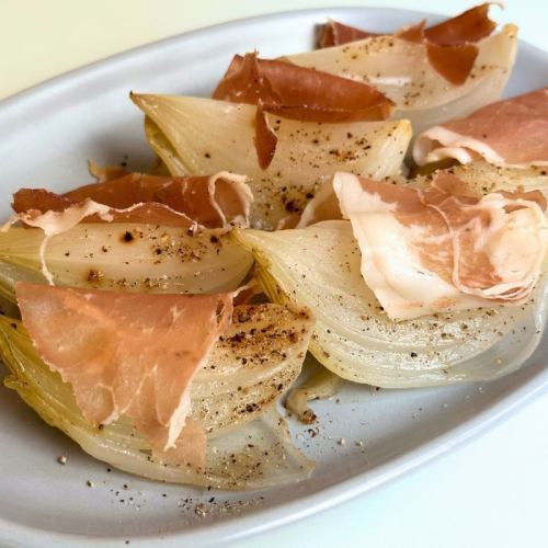 新玉ねぎの丸ごとオーブン焼き生ハム添え