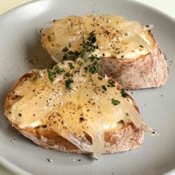 烤面包片配生银鱼和奶油奶酪