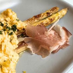 博尔扎诺酱炒白芦笋