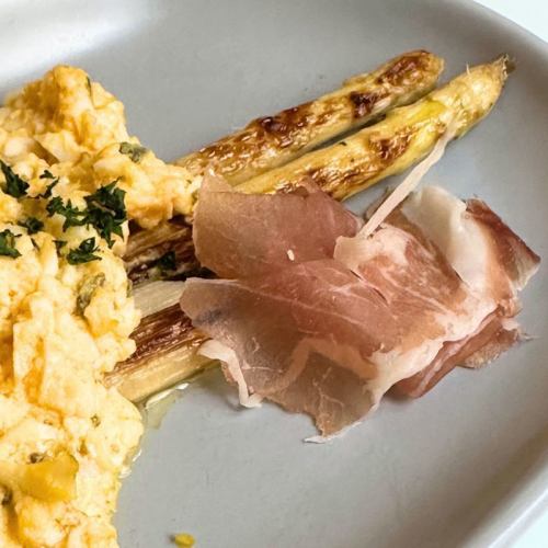 ホワイトアスパラガスのソテー　ボルツァーノソース