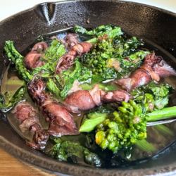 萤火鱿鱼和春季蔬菜蒜蓉