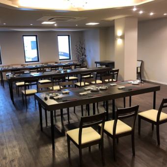 It can accommodate up to 35 people when seated.We accept reservations from 25 people.A microphone is also available.We also support banquets, parties, and various meetings, so please feel free to contact us!