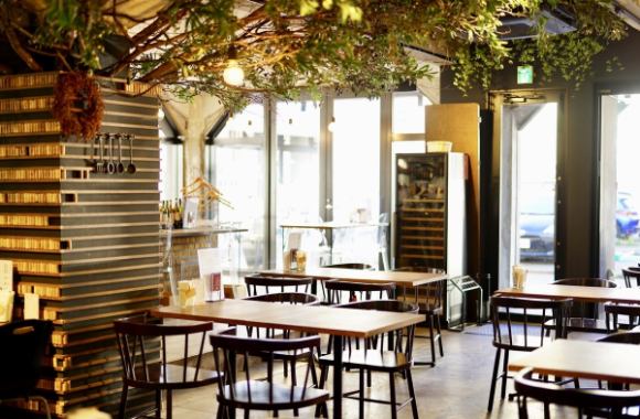 ワンフロアの店内の中心には当店のシンボルであるオリーブの木が♪