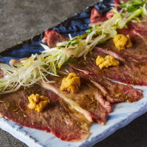 Domestic Wagyu beef grilled shabu-shabu topped with raw sea urchin