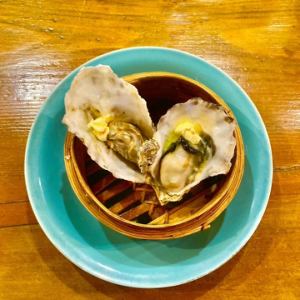 2 steamed oysters with butter