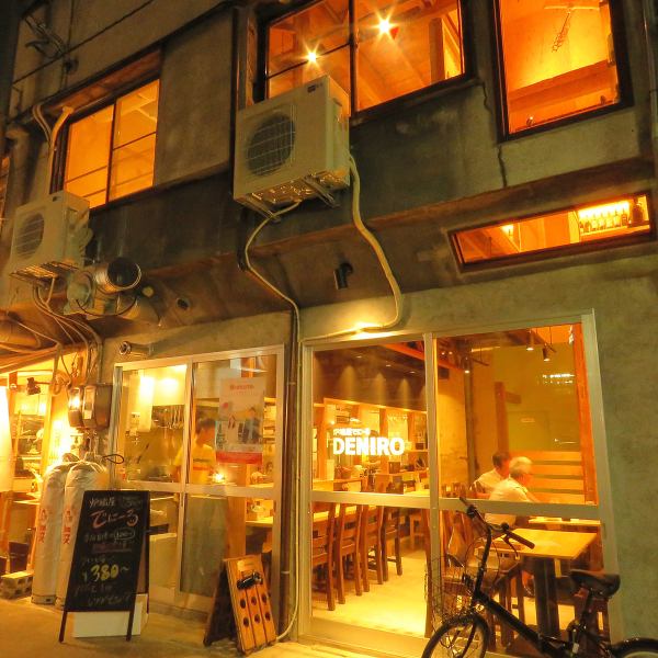 【Ideal for drinking party of friends, girls' party, banquet】 The hideout in the back of ekinishi is two stories.Up to 24 people on the 2nd floor are available for private use on a private basis.Warm lighting can feel relaxation, and you will definitely be able to talk.