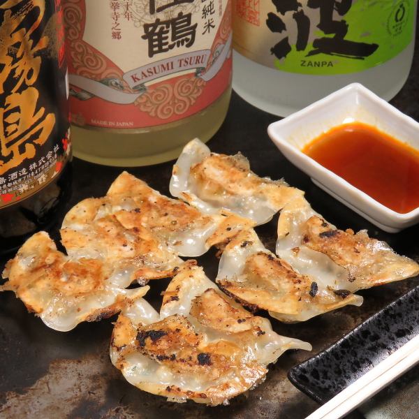 [Recommended by the manager] The outside is crispy and the inside is juicy dumplings 380 yen (8 pieces)