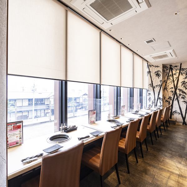当店は都会の喧騒を忘れさせてくれる落ち着いた雰囲気が魅力です☆大きな窓から外の景色を眺められる開放的なカウンター席は、おひとり様やカップルに人気です。またお座敷席では上質な空間でゆったりとお過ごしいただけます♪