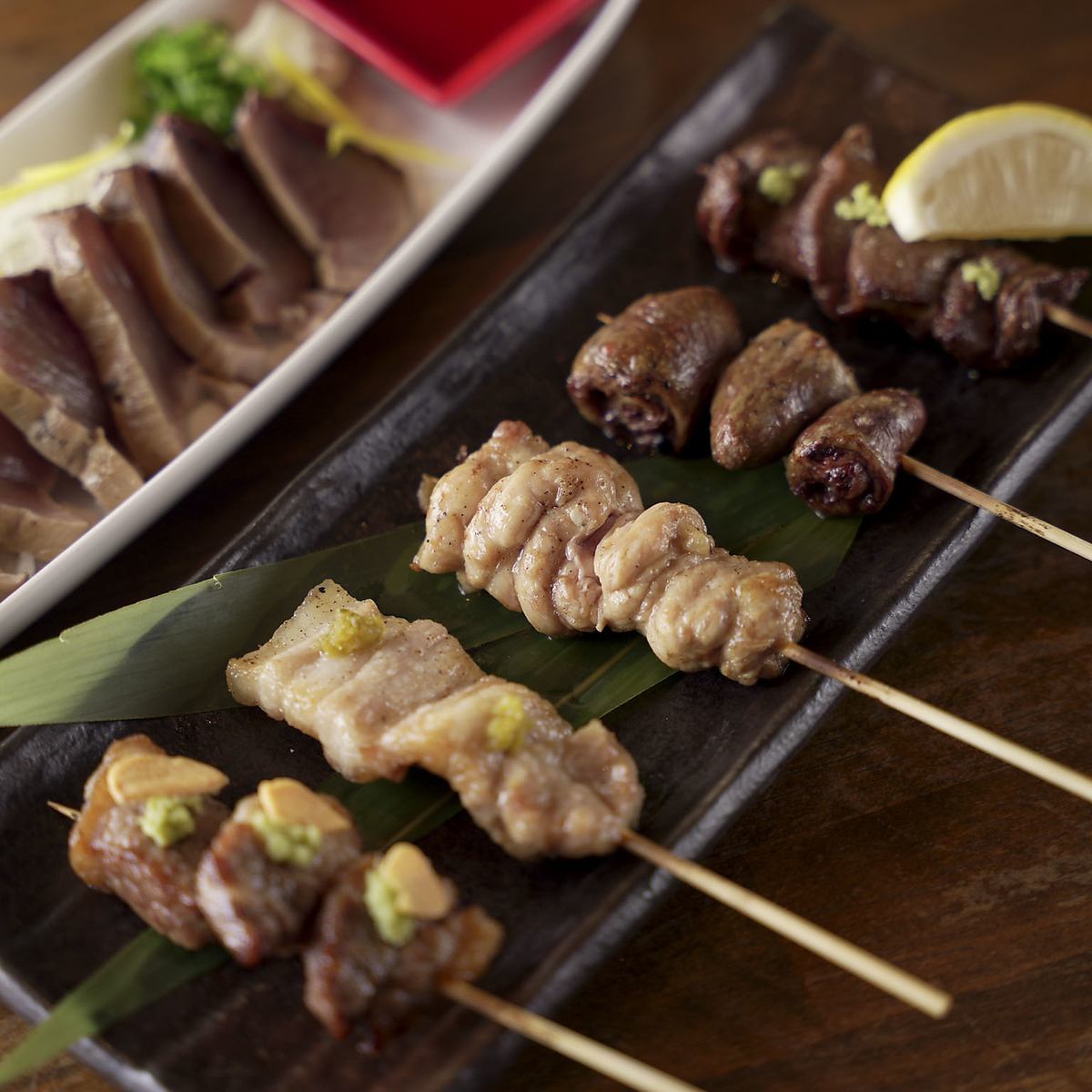 大津市にある串焼きと藁焼き料理が楽しめるお店◎飲み放題やコースもございます。