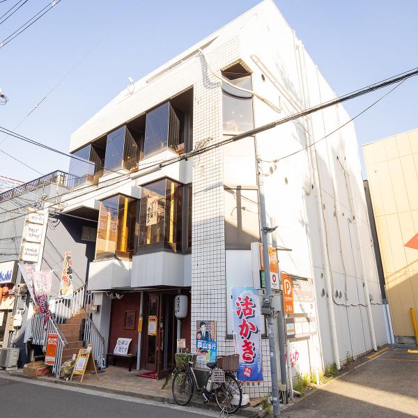 (Conveniently located just a 5-minute walk from Sakai-Higashi Station! Our store is located on the 3rd floor!) It is located just a 5-minute walk from Sakai-Higashi Station, making it very convenient to access.You can drop in on your way to work or shopping, and it's a great place to stop by for a drink or two.