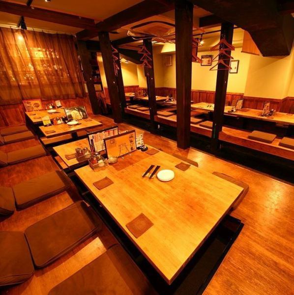 餐厅最多可容纳42人。请用于忘年会、欢迎/欢送会以及各种宴会！餐厅的灵感来自大正时代，融合了日式和西式风格，因此您可以可以在轻松、平静的氛围中放松身心。