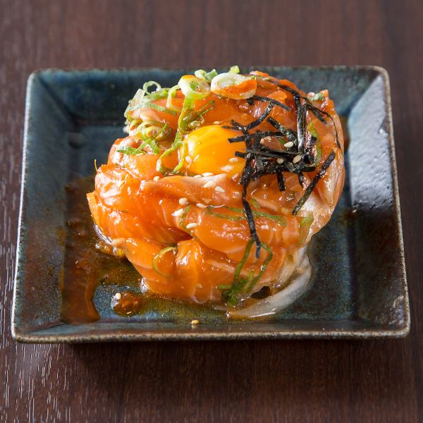 みんな大好き◇◆脂の乗った旬の旨味◇◆サーモンユッケ 490円(税込)