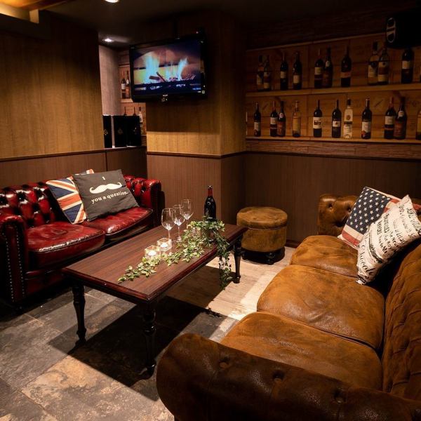 A space with outstanding atmosphere such as downlights and special lighting and a luxurious interior ♪ The box sofa seat full of profound feeling can be used for various scenes.