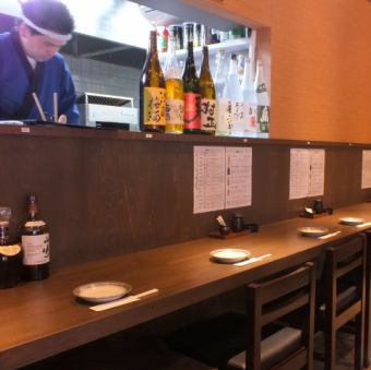 櫃檯有四個座位。在下班回家的路上和一個人喜歡saku的客戶非常受歡迎。