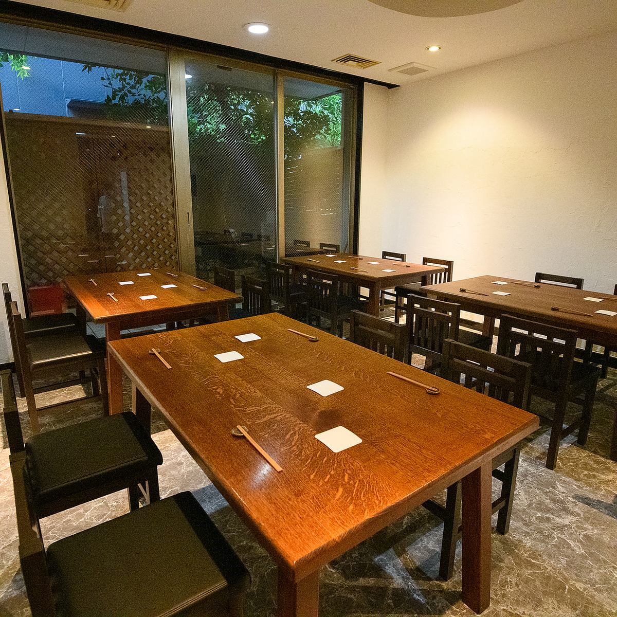 在平静的日式空间中尽情享用海鲜、当地鸡肉和创意日本料理。