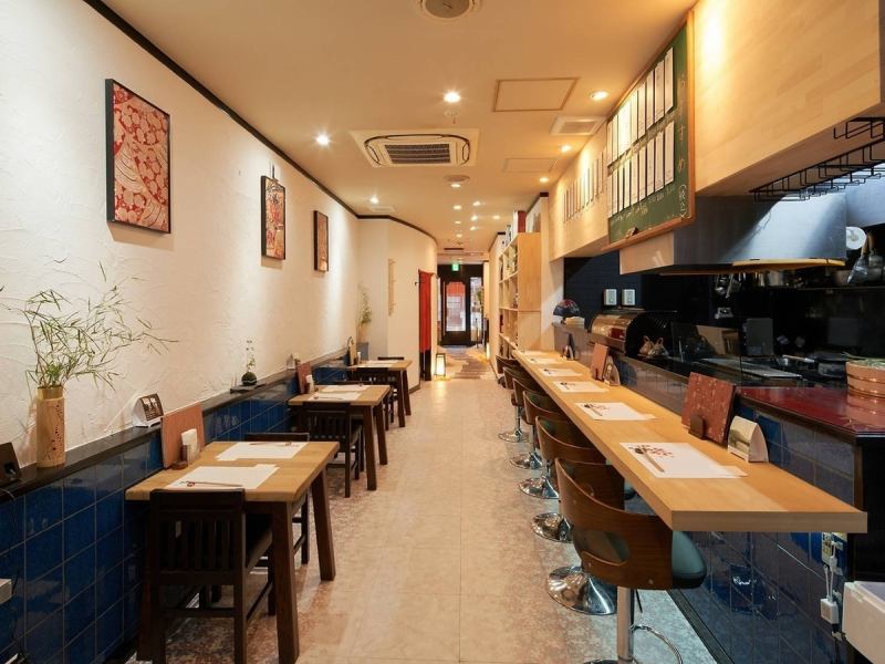 [Can accommodate a wide range of people.] We have 6 counter seats that are easy for even one person to sit in, 4 tables for 2 people, and 4 tables for 4 people.Tables can be connected together to accommodate 6 to 10 people.