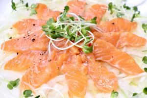 サーモンと玉ねぎのカルパッチョ