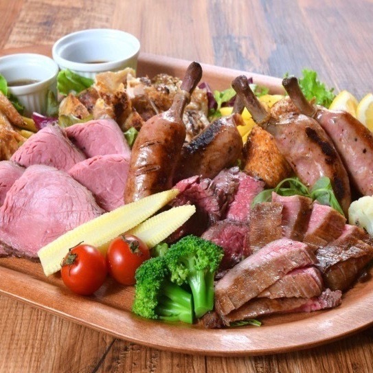 ジューシーなフライドチキンやステーキ食放題！3h飲放題付2780円