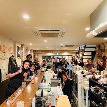 細部までこだわったコの字カウンターでライブ感を味わえるオープンキッチン。木目調ベースの内装で落ち着く店内♪フレンドリーな接客でまた来たくなるようなアットホームさも大切にしており、お1人様のお客様も多く、お客様同士がすぐに打ち解け、本当に毎日楽しい立ち飲み屋さんです！ちょうどいい選曲にも要チェック！