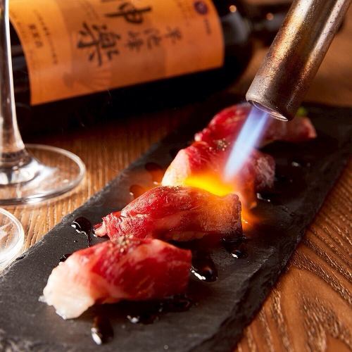 Hello😆This is BISON Hon-Atsugi store‼️

Our menu has changed since August, and we are now a casual Italian restaurant!
We will be introducing new menu items one by one, so please check out our posts!

This is our most popular item! It's a hot item that's sure to look great on Instagram!

"A4 Wagyu beef sushi (4 pieces): ¥1,080"

To allow you to enjoy the aroma even more, our staff will roast it over a burner in front of you, as shown in the photo ❤️‍🔥
The sushi rice is made with red vinegar, which goes perfectly with the A4 Wagyu beef!

*We recommend cooking it rare, but we will cook it to your liking, so even if you don't like it, you can order with peace of mind 🍣❕If you come to BISON... please give it a try.

Normally, one plate is served with four pieces, but you can add one more piece of meat sushi for ¥380.

We look forward to your visit!

#Honatsugi #bison #izakaya #HonatsugiStation
#Honatsugi Izakaya #Honatsugi Station Gourmet
#Weekend lunch #Weekend lunch drinks
#bisonhonatsugi #newmenu #groupuse
#Instagrammable #Casual Italian restaurant #Italian